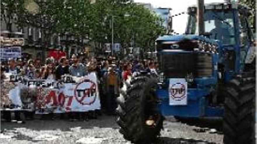 Un dels tractors que van encapçalar la protesta, ahir a la Ciutat Comtal