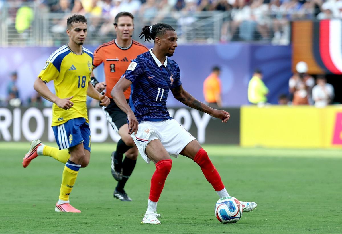 Michael Olise filtra un pase al área de Suecia durante el partido de dieciseisavos de final.