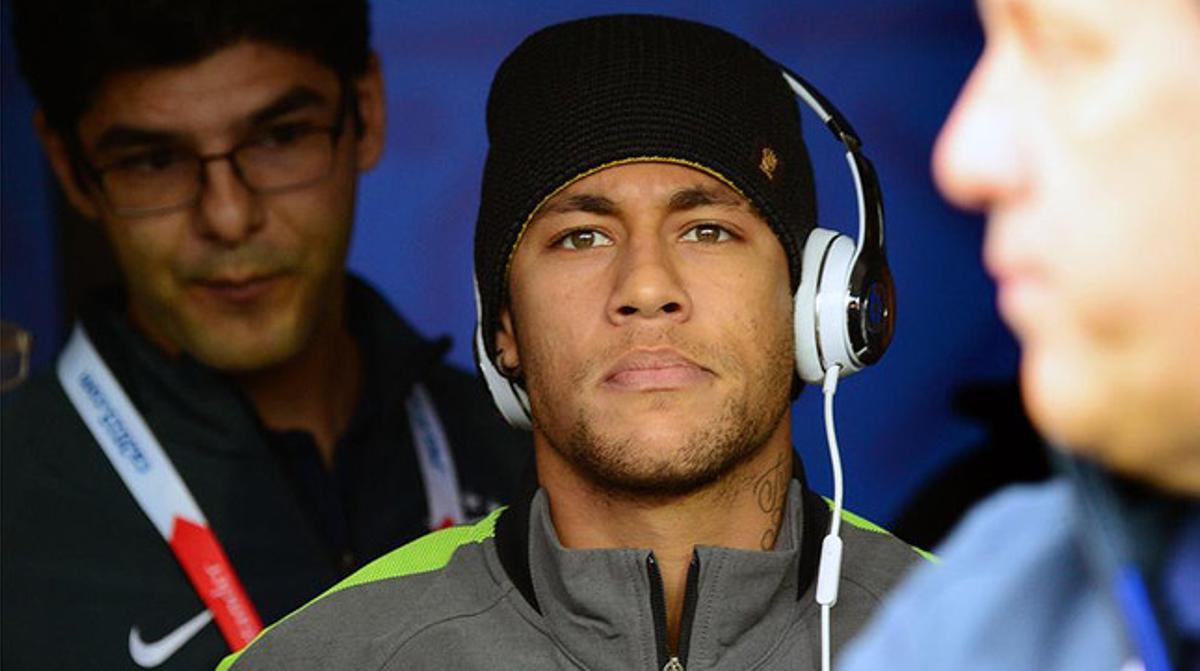 Neymar segueix des de la llotja de l’estadi Monumental David Arellano de Santiago de Xile el partit entre el Brasil i Veneçuela de la Copa Amèrica.