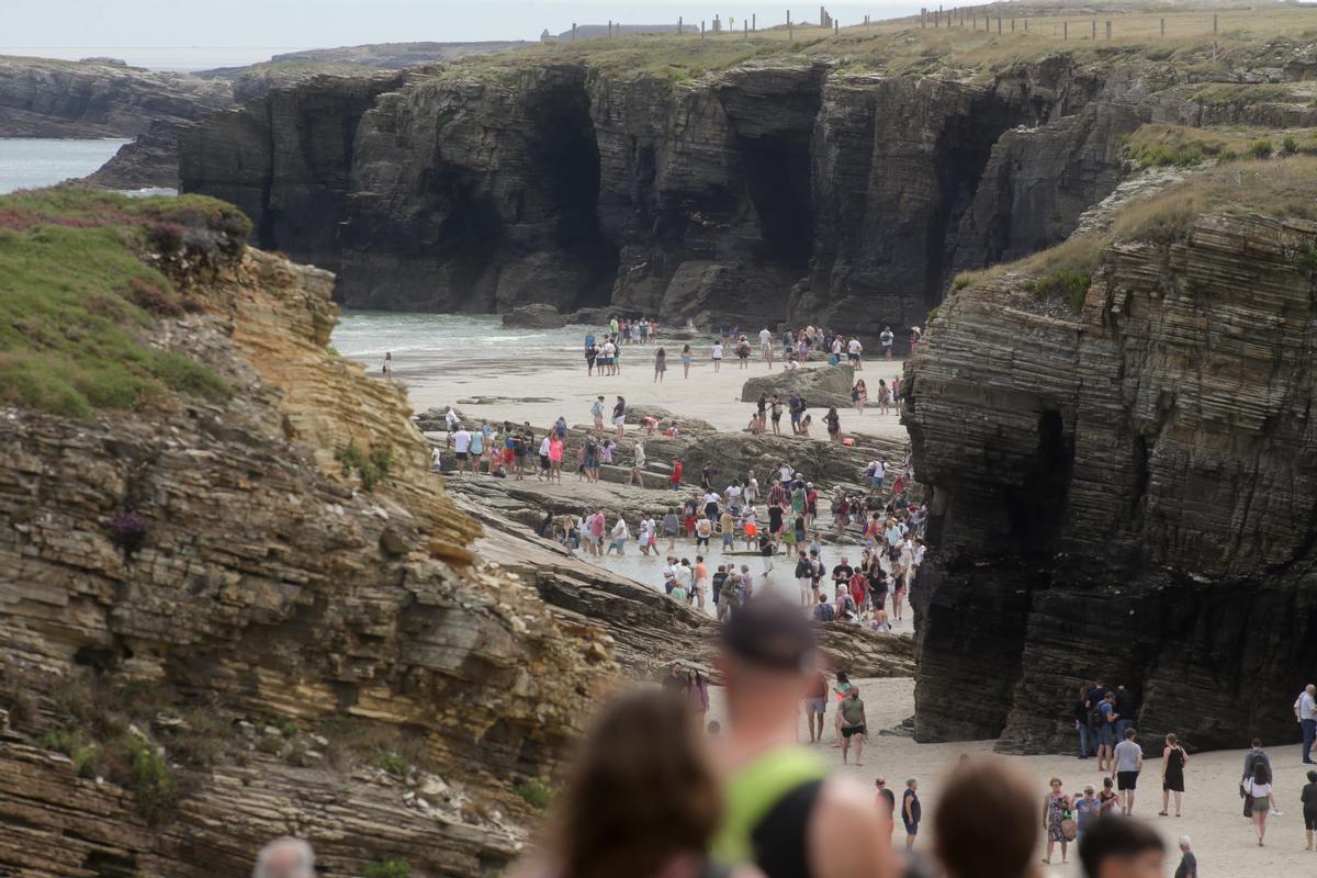 La playa de las Catedrales, en Galicia, cuelga el cartel de completo