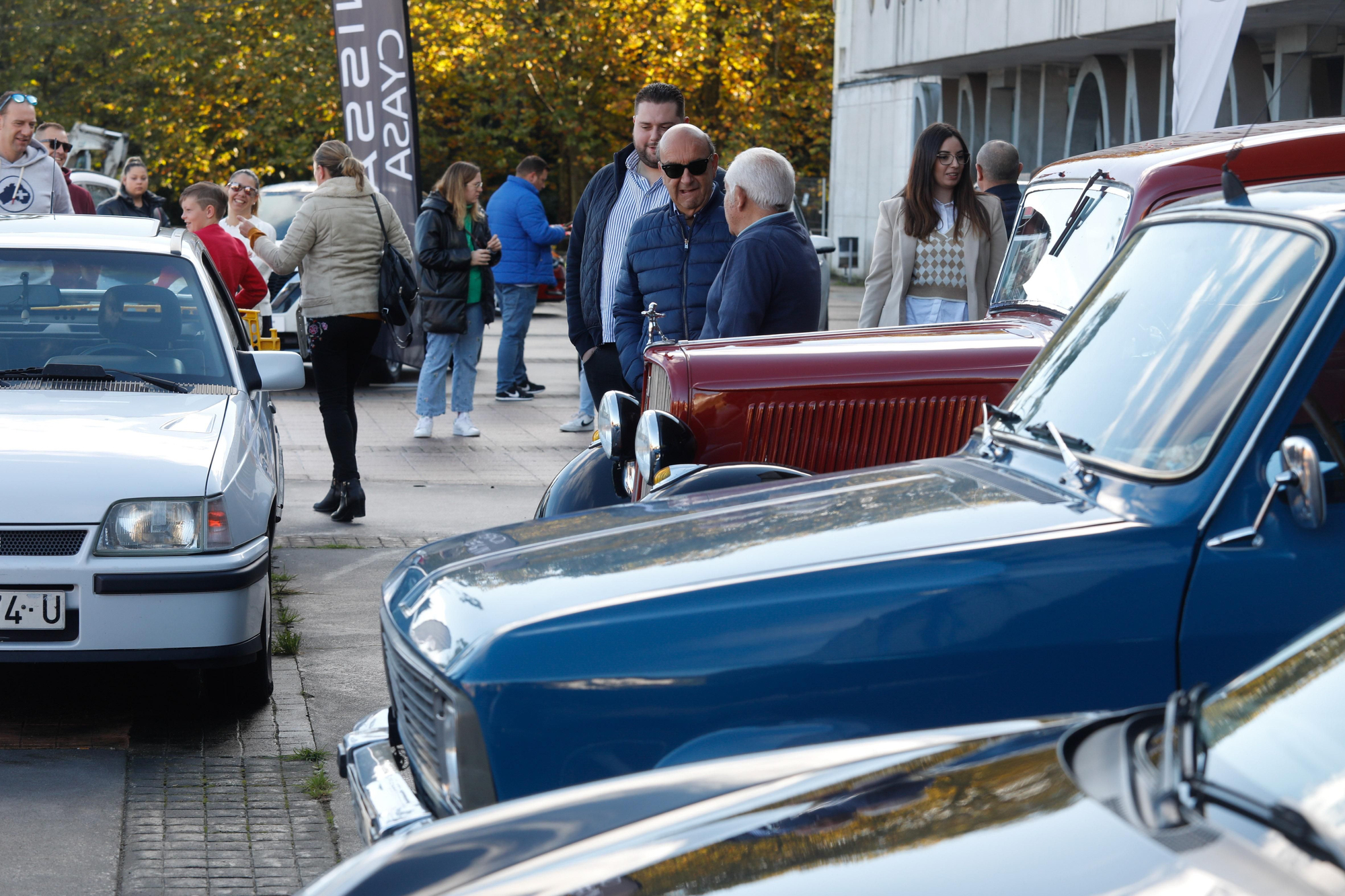 Los coches clásicos deslumbran en La Magdalena