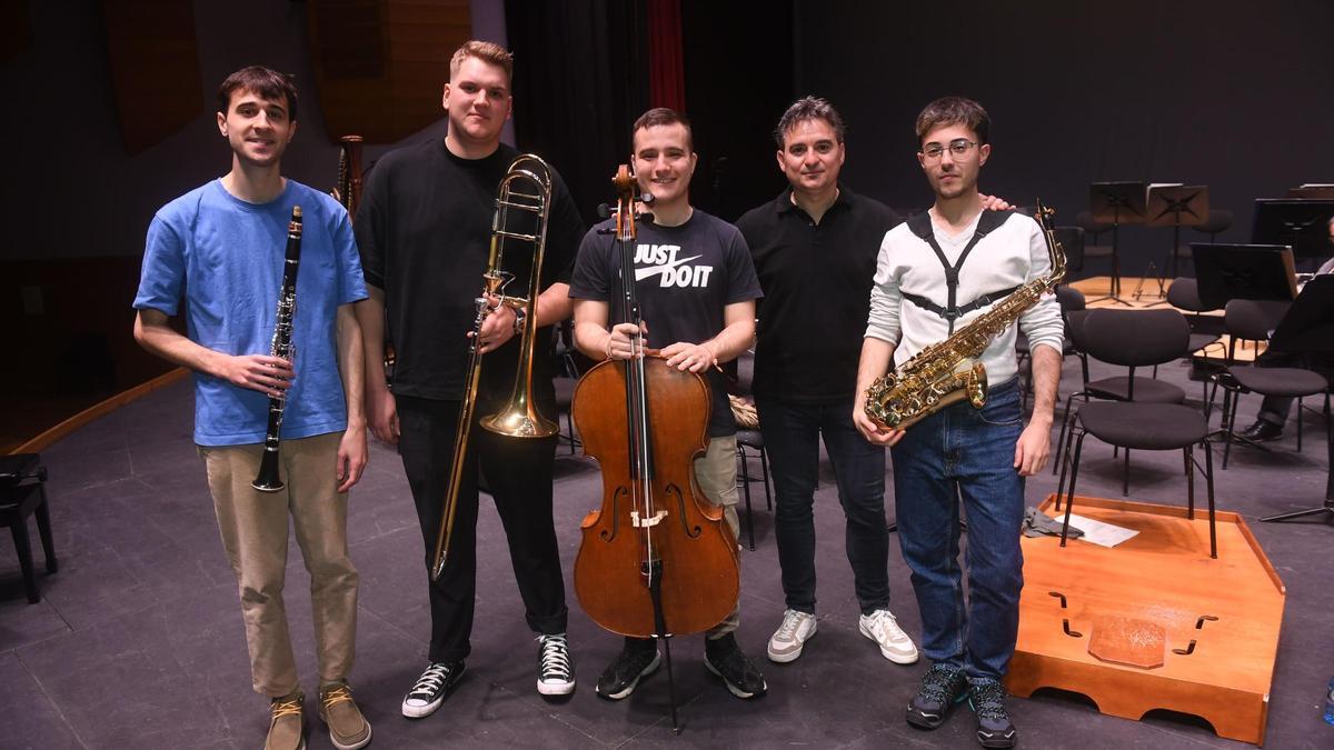 Jorge Aldao López, Kiril Nesterov, Iván Fernández González, el director José Trigueros, y Efrén Soto López, ayer, sobre el escenario del Palacio de la Ópera, antes del concierto.
