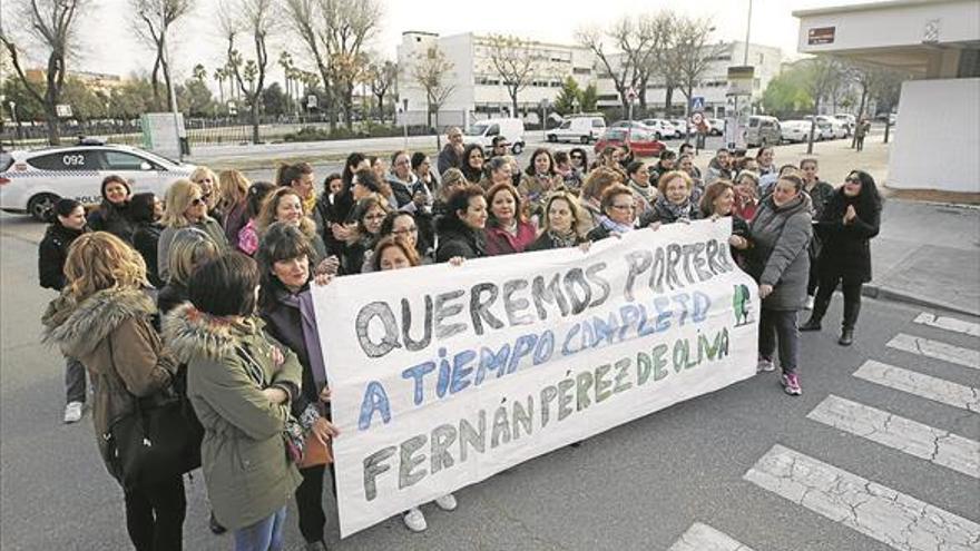 El Fernán Pérez de Oliva vuelve a la calle por la falta de portero