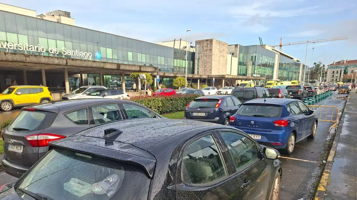 Sin servicios mínimos: la huelga de buses vuelve a colapsar los accesos al Clínico