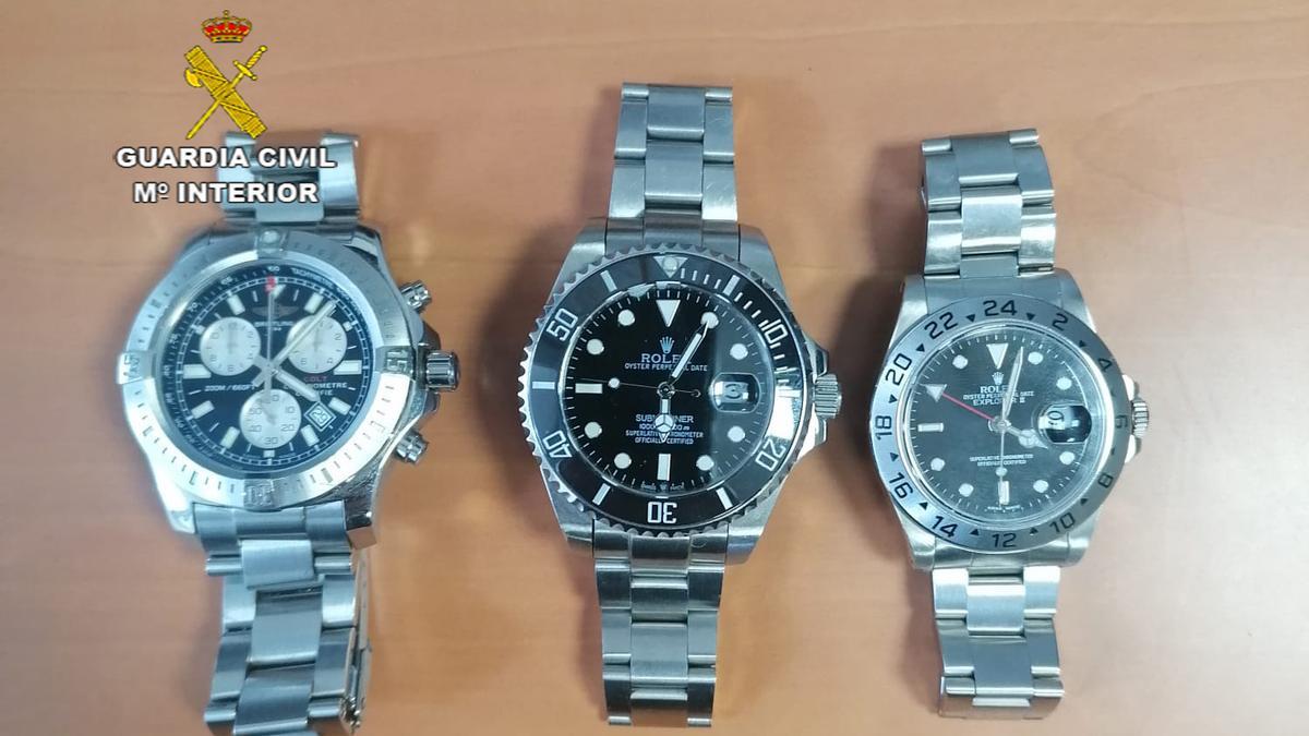 Los tres relojes intervenidos por la Guardia Civil de Calvià.