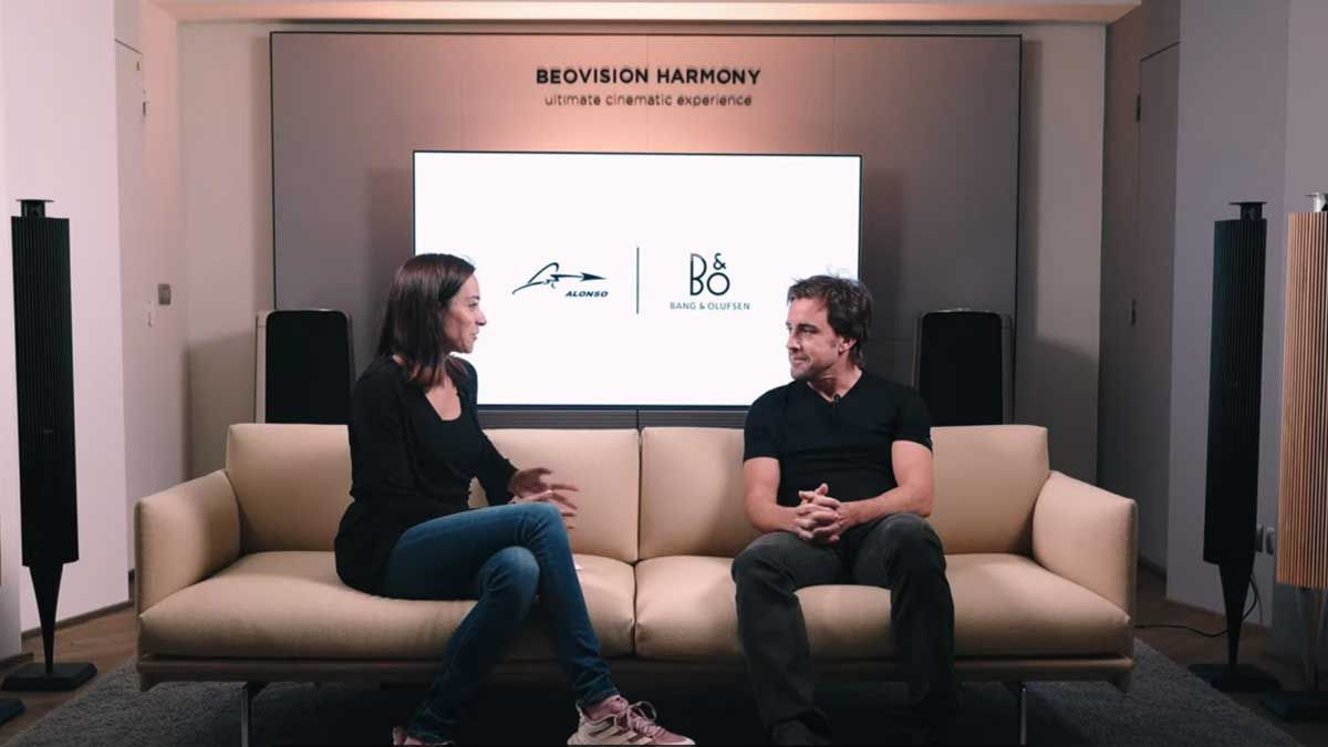 La periodista Andrea Schlager, ex novia de Fernando Alonso, le entrevista para Bang&amp;Olufsen