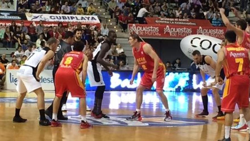 Un momento del partido de baloncesto en Murcia.