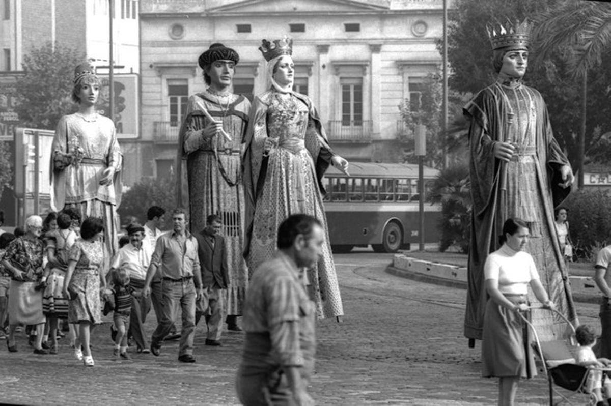 Els gegants passejant per la ciutat.