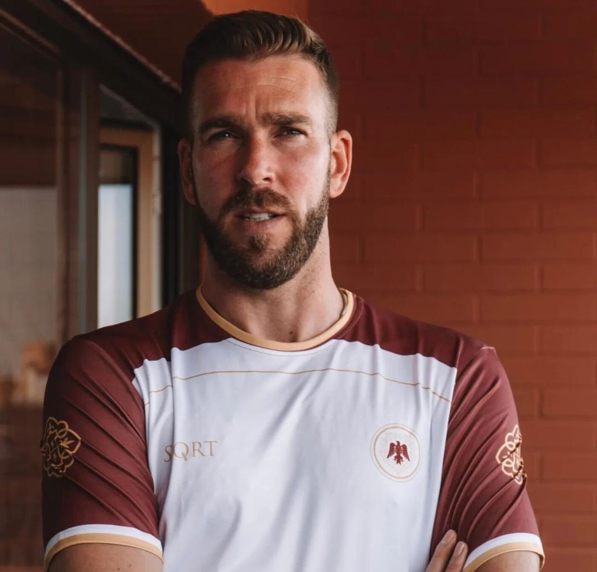 Adrián San Miguel posa con una camiseta de SPQRT de los Dolores del Cerro