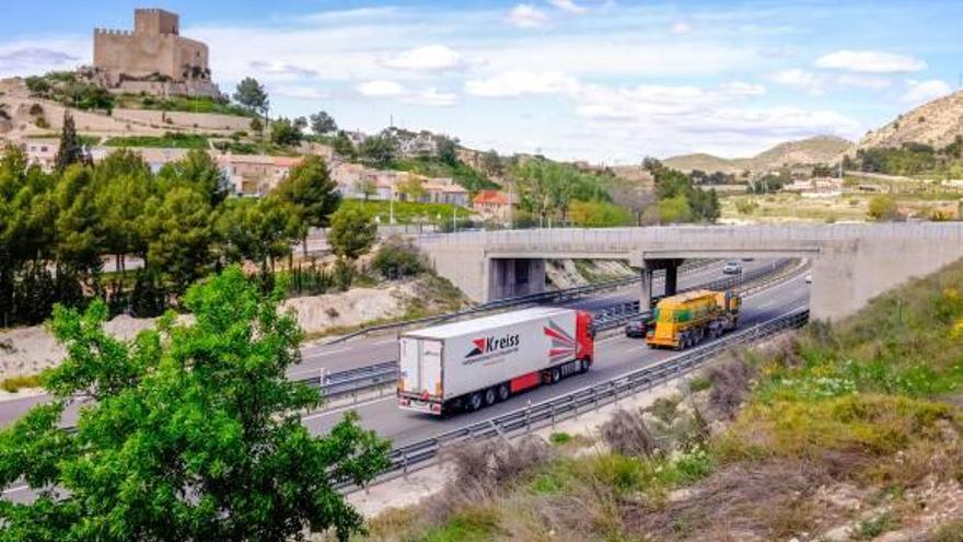 Testigos vieron a jóvenes colgados del puente sobre la A-31 antes del atropello