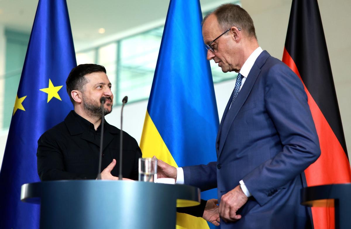 El canciller alemán, Friedrich Merz, y el presidente ucraniano, Volodímir Zelenski, este martes en Berlín.