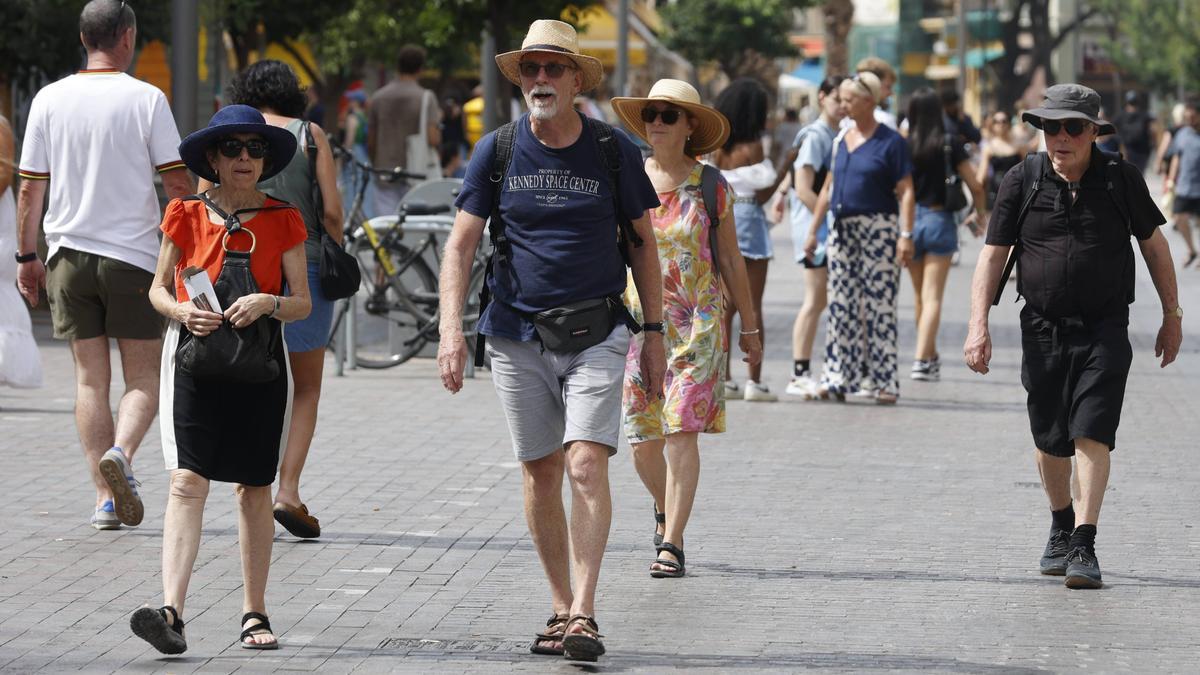Turistas extranjeros paseando por el centro de València.