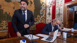 El alcalde de Alicante, Luis Barcala, junto al secretario encargado de elaborar el informe de averiguación de hechos.