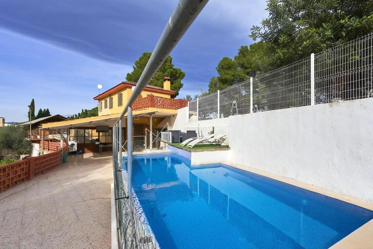 Galería de imágenes: Casa con piscina en venta en Vinaròs: una propiedad urbana con gran parcela y descuento de 15.000 euros