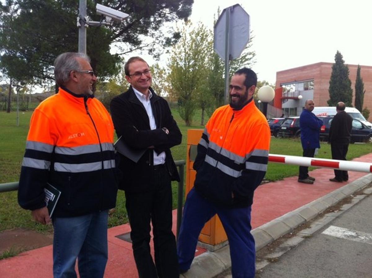 El candidat d’ICV-EUiA fa broma amb dos treballadors, aquest divendres, durant la visita a la planta d’Alstom.
