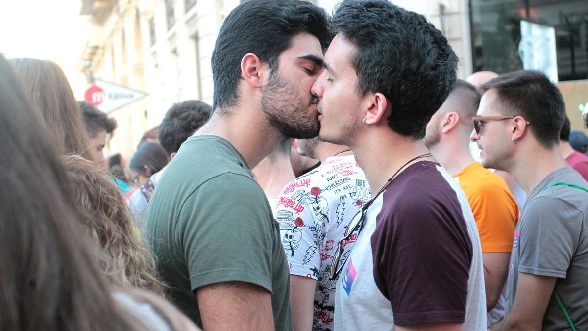 Dos jóvenes se besan en la última celebración del Orgullo LGTB+ de València, en 2019.