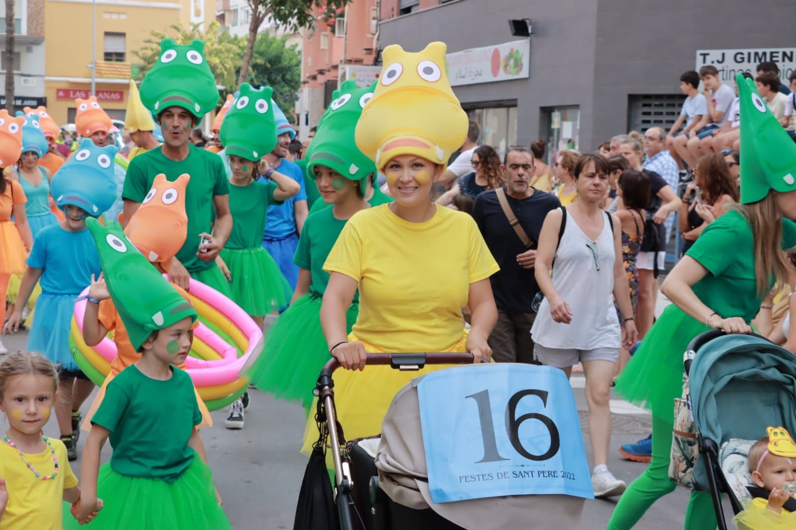 Fiestas de Sant Pere: Colorido desfile en la previa del 'bou al carrer'