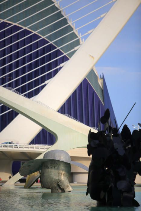 Esculturas de Manolo Valdés en el lago de la Ciudad de las Artes y las Ciencias