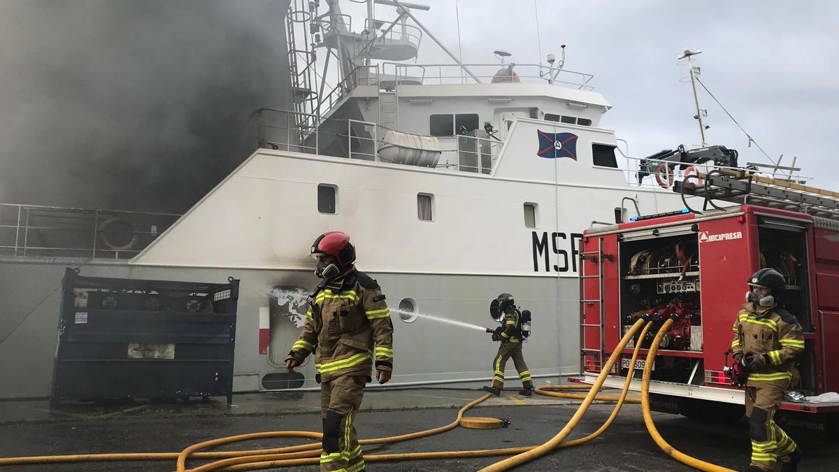 Incendio de un pesquero en el puerto de Vigo