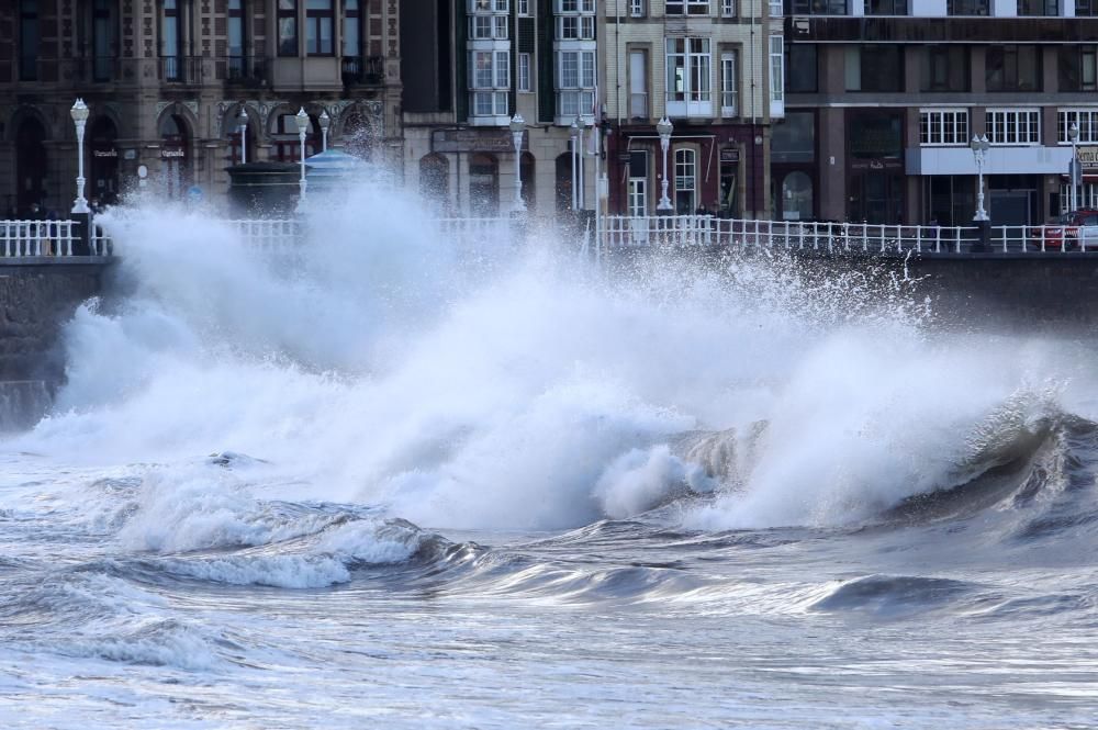 LLuvia y fuerte oleaje en Gijón.