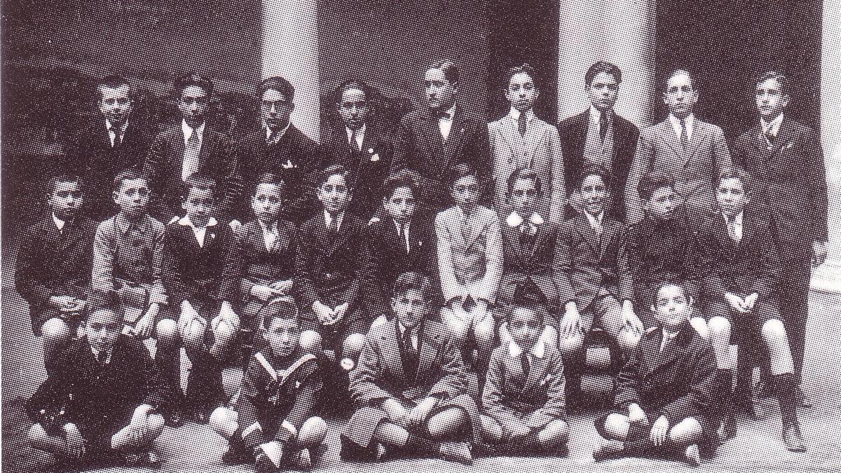 Curso 1923-1924 en el Colegio de Santo Domingo. Sijé, el segundo por la derecha en la primera fila