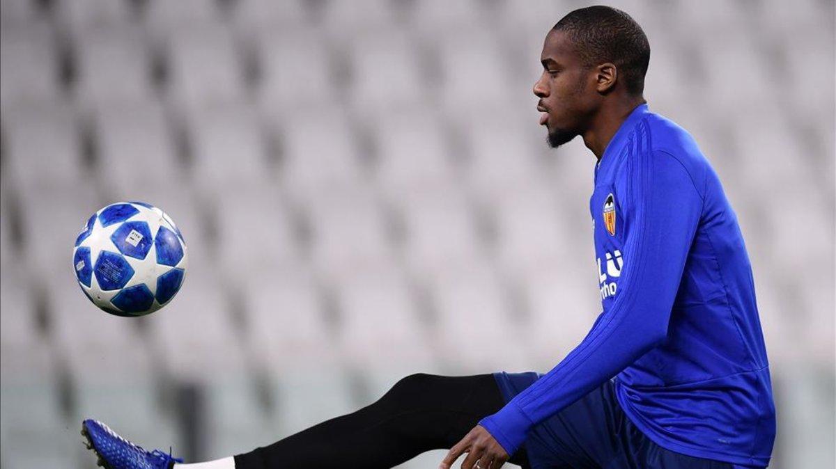 Kondogbia entrenando el día antes de jugar la fase de grupos de la Champions
