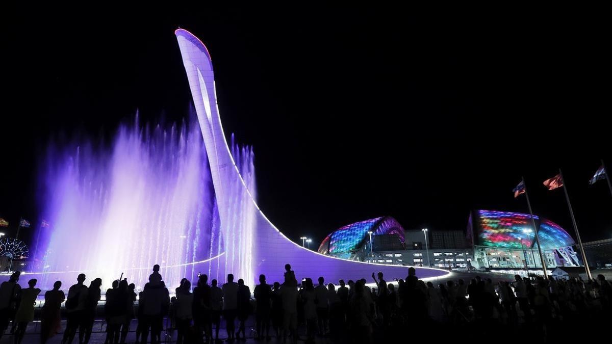 Aficionados disfrutan de la fuente iluminada del parque olímpico que alberga el estadio de Sochi, futura casa del Dinamo de San Petersburgo