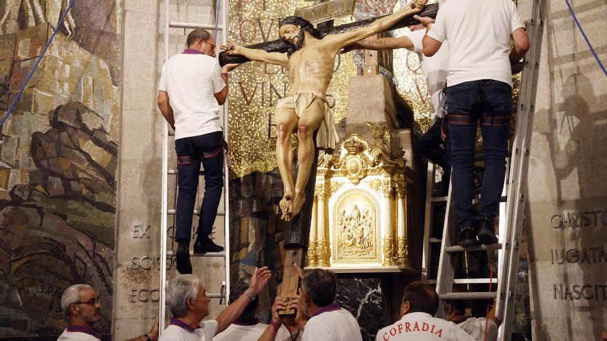 Imágenes del descendimiento del Cristo de la Victoria y de la lectura del pregón
