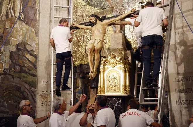 Imágenes del descendimiento del Cristo de la Victoria y de la lectura del pregón
