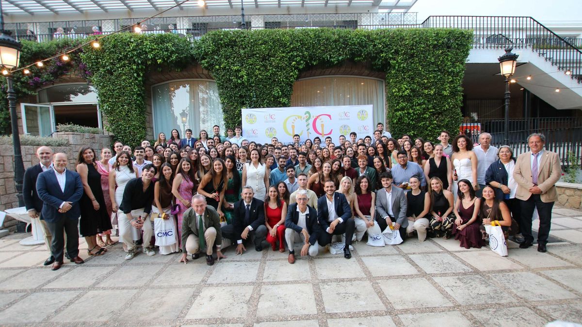 Imagen de familia de la bienvenida a los nuevos MIR en el Colegio de Médicos de Córdoba.