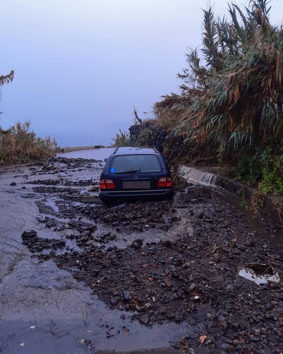 Bomberos extraen un vehículo arrastrado por las lluvias en La Orotava