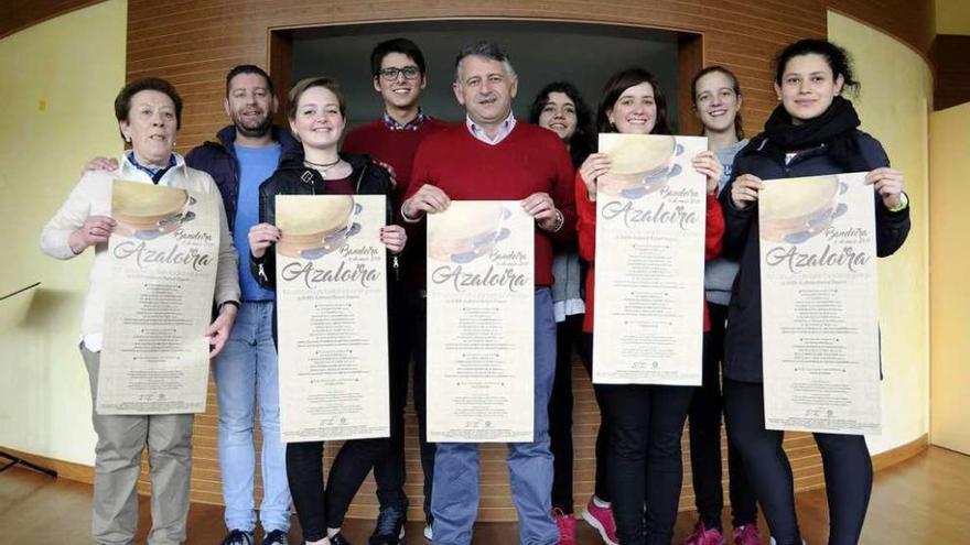 Miembros de Fortín da Pomba sostienen los carteles junto a Cuiña y Fernández. // Bernabé/Javier Lalín