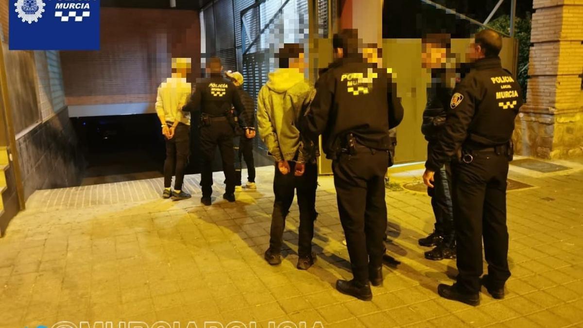 La Policía Local traslada a los siete detenidos en Murcia.