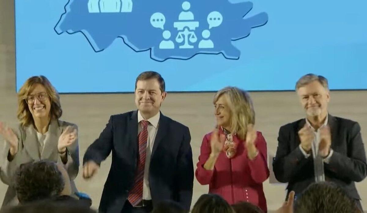 10/11/2025 El presidente del PP de Castilla y León, Alfonso Fernández Mañueco (segundo por la izquierda), en la Junta Directiva del PP de Palencia.. El presidente del Partido Popular y de la Junta de Castilla y León, Alfonso Fernández Mañueco, ha animado este lunes a sus compañeros de formación a reforzar su mensaje para "presumir de gestión en cada rincón de esta tierra" y les ha reclamado su "implicación activa" para que el proyecto del PP castellanoyleonés sea un éxito. POLITICA PP CASTILLA Y LEÓN