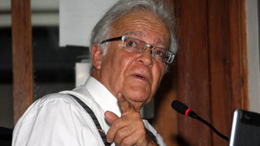 Matías Díaz Padrón, ayer durante su charla en el Gabinete Literario. i LUIS DEL ROSARIO