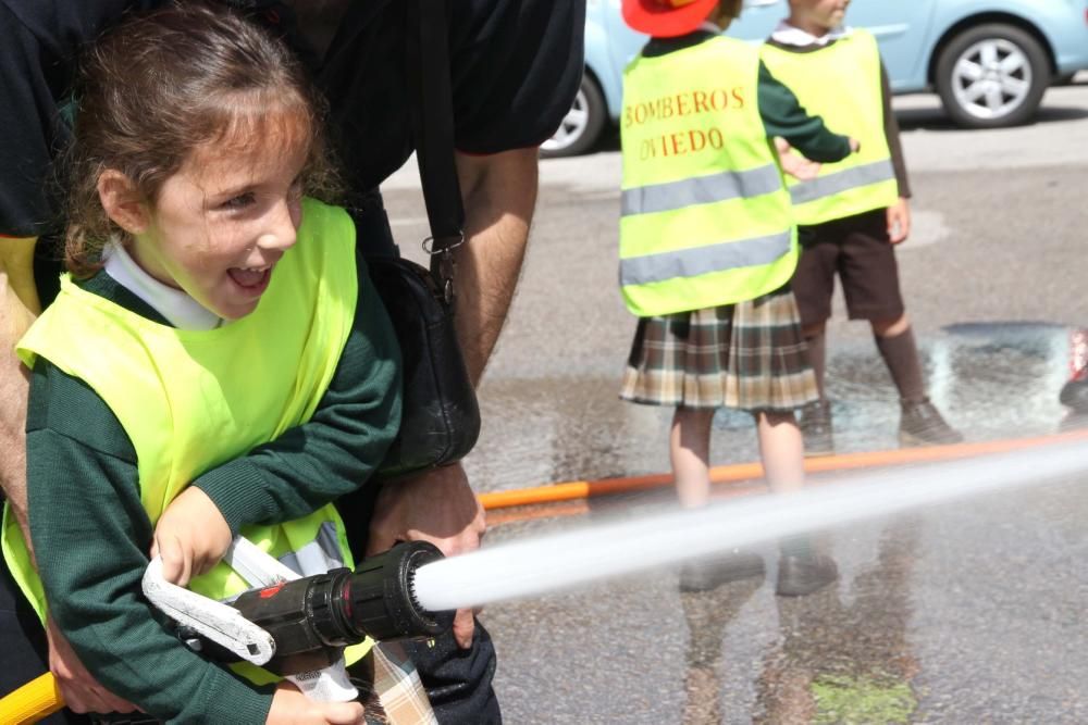 Visita de las teresianas a los bomberos