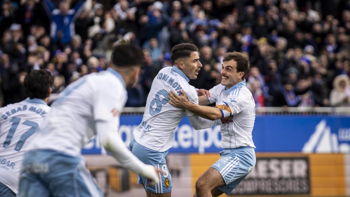 Moya y Francho celebran el tanto del extremeño de falta directa ante el Leganés.