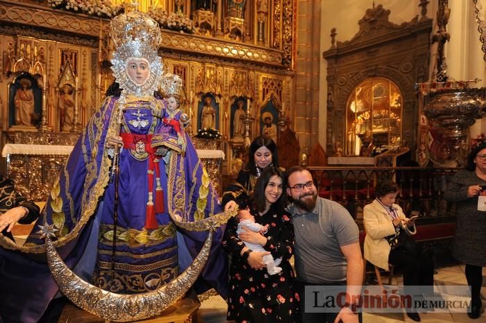 Los niños pasan por el manto de la Fuensanta