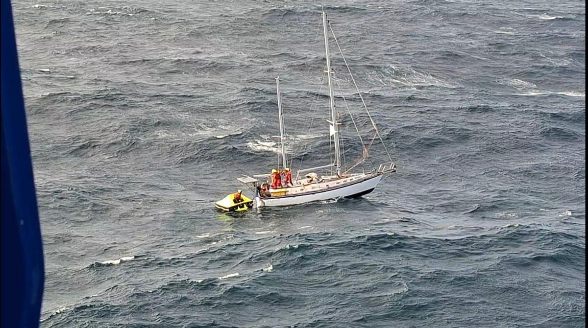 Gardacostas rescata a seis tripulantes de un velero estonio a 150 millas de la costa de Galicia