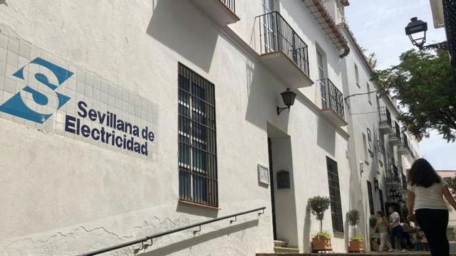 Una vecina pasa por delante de la fachada principal de la antigua Casa del Gobernador.