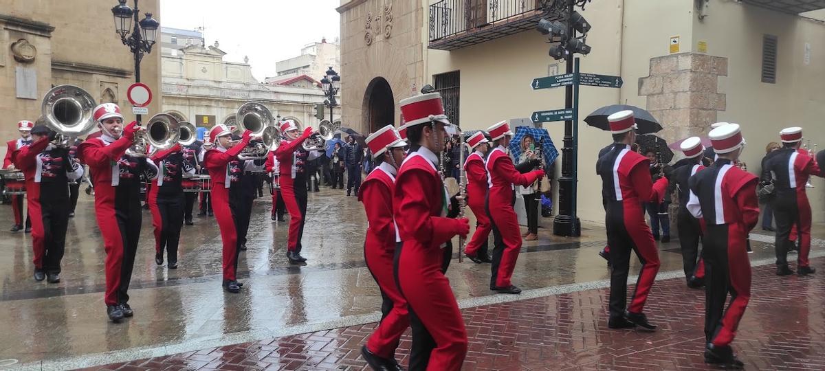 La banda italiana pone en marcha su desfile matinal