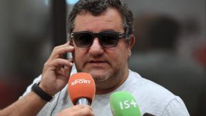 El agente Mino Raiola hablando con la prensa en 2016.