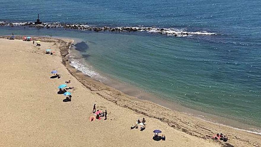 Primeros bañistas del verano