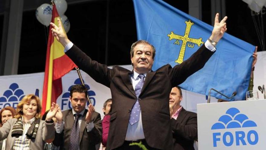 Francisco Álvarez-Cascos, haciendo el gesto de la victoria en el acto de ayer en Gijón.