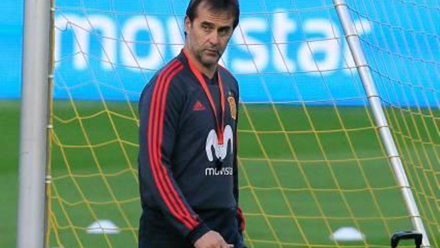 Julen Lopetegui, sobre el césped del Estadio de la Cerámica.