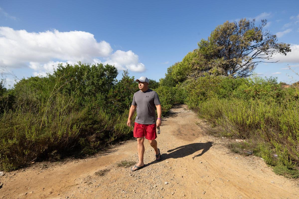 Lee Richardson regresa de curiosear por la zona incendiada.