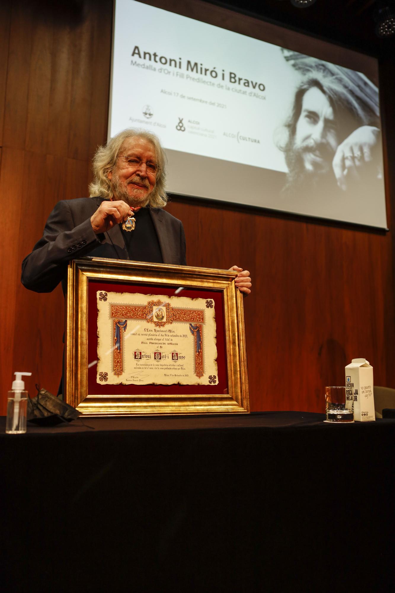 Antoni Miró recibe la Medalla de Oro y el título de Hijo Predilecto de Alcoy