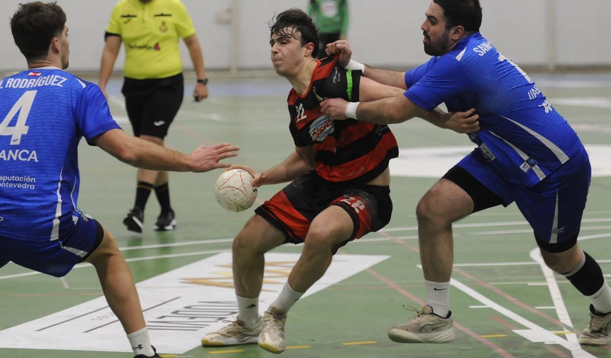 El central Xosé se faja con la defensa del Carballal en el partido disputado en el pabellón de Lalín. | BERNABÉ / JAVIER LALÍN