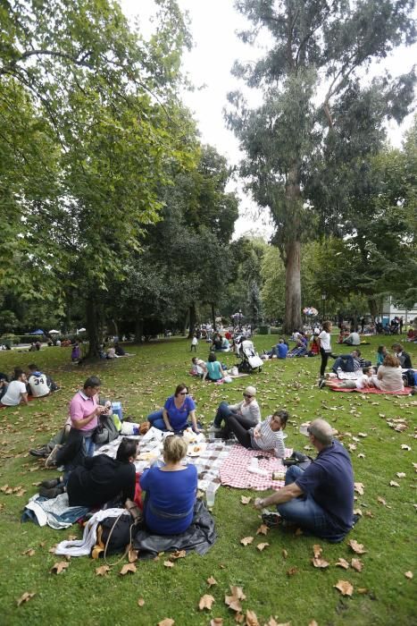 Oviedo celebra el día grande de San Mateo con 7.000 bollos preñaos