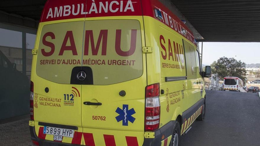 Una ambulancia junto a un hospital.